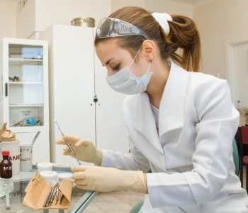 dental-lab-worker-1